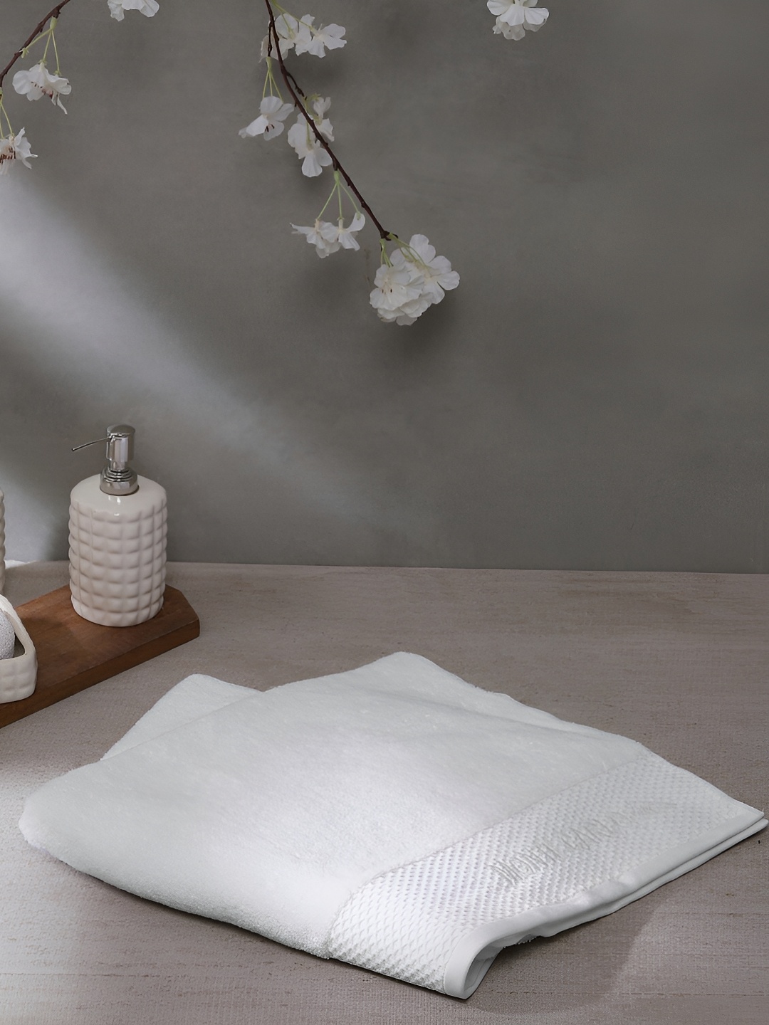 

Monte Carlo White Cotton 650 GSM Bath Towel