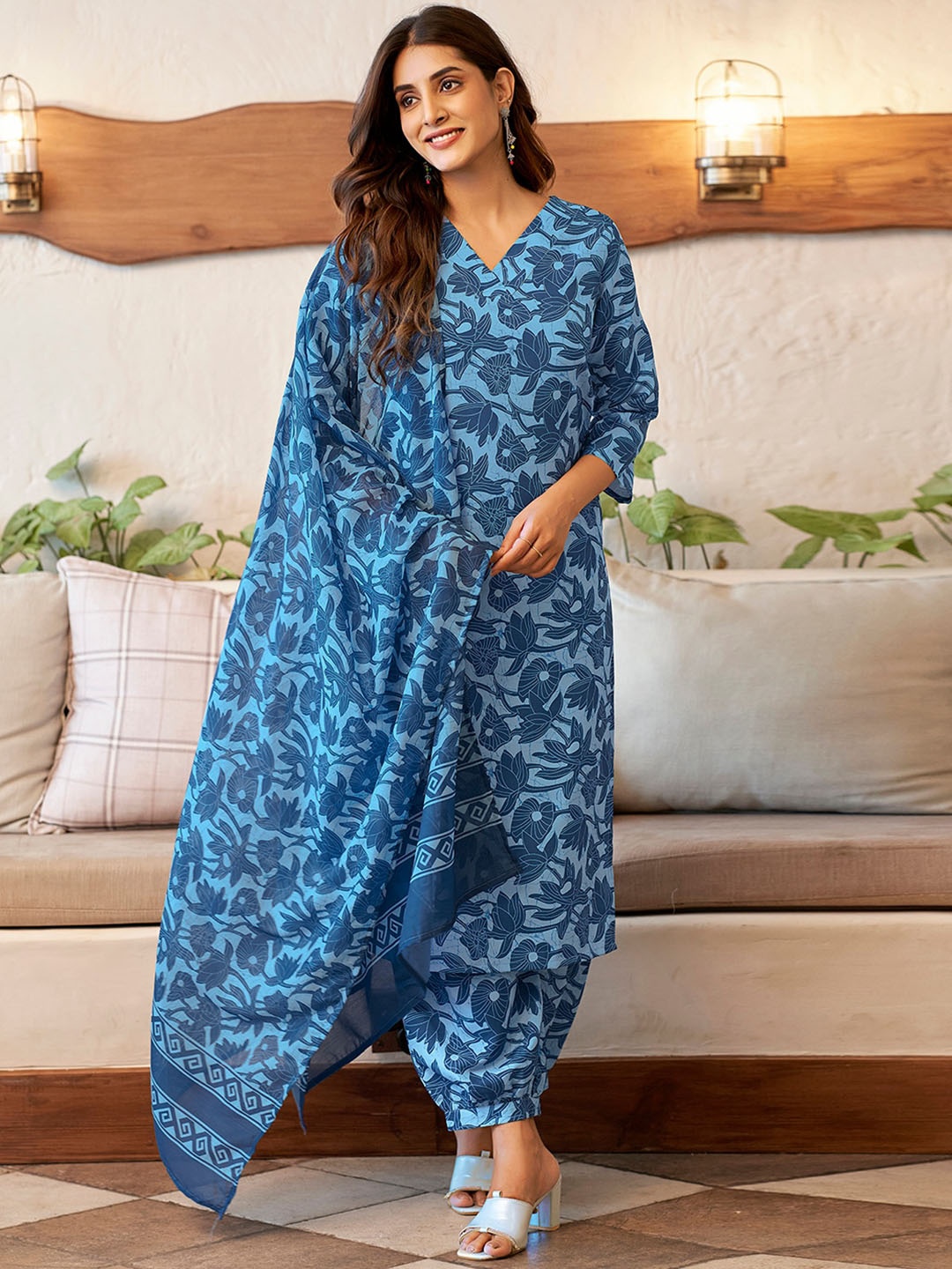 

SKYLEE Blue & Navy Blue Floral Printed Straight Kurta & Trousers With Dupatta