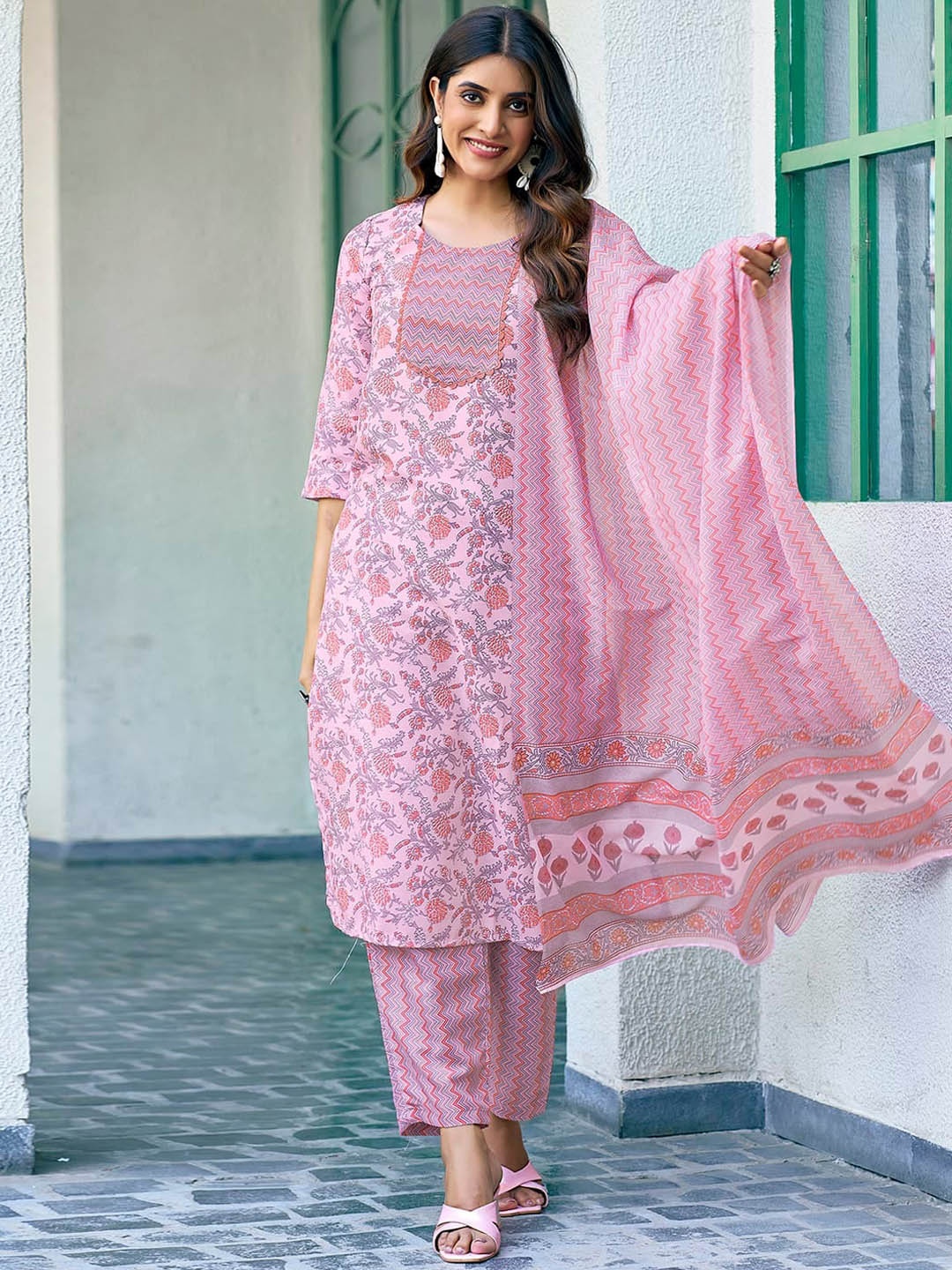 

SKYLEE Pink & Red Floral Printed Straight Kurta & Trousers With Dupatta