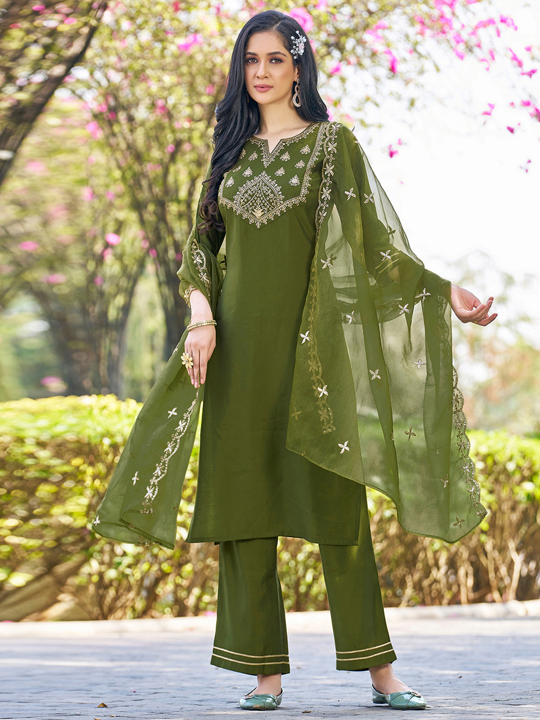

SKYLEE Floral Yoke Design Regular Sequinned Kurta with Trousers & With Dupatta, Green