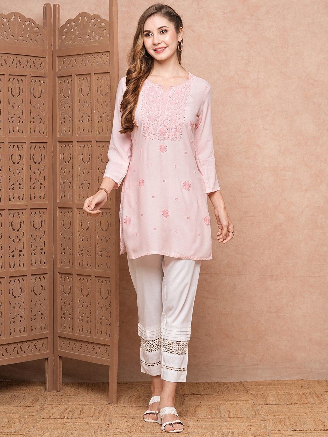 

FASHOR Floral Embroidered Notched Neck Chikankari Straight Kurti, Pink