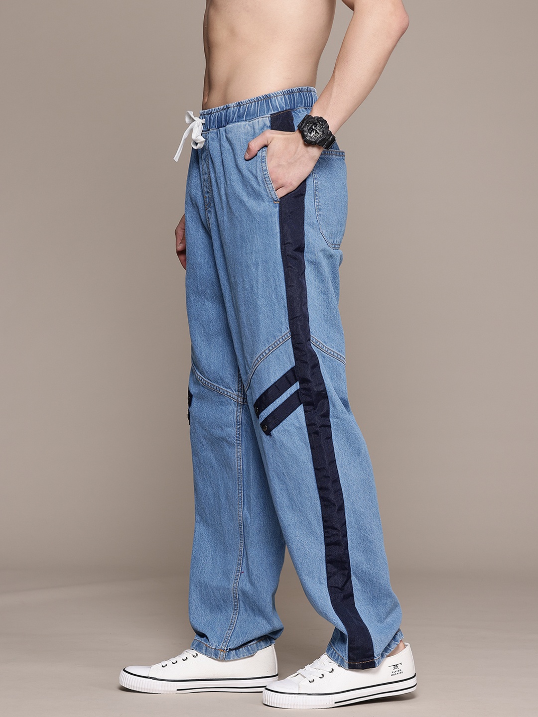 

Roadster Lifestyle Co. Men Relaxed Fit Side-striped Low-Rise Jeans, Blue