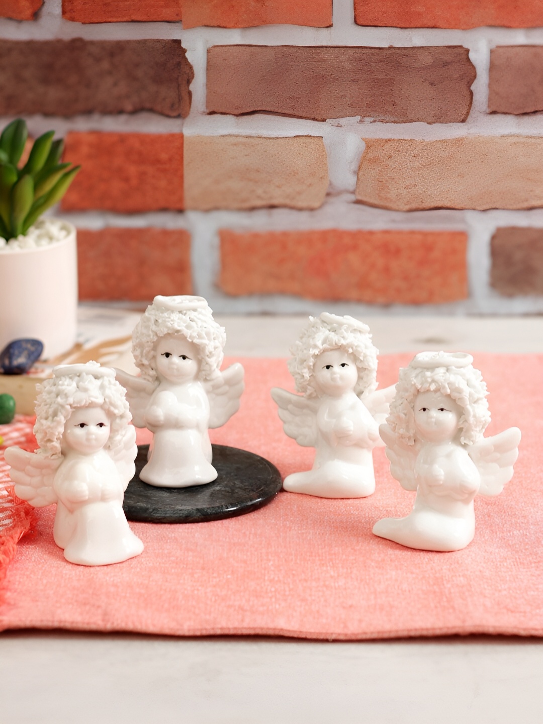 

Aura White 2 Pcs Ceramic Figurine Showpieces