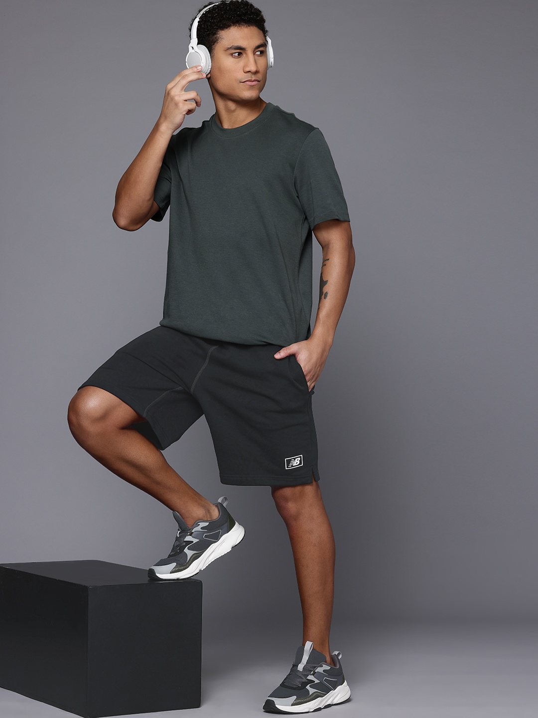 

New Balance Men Accelerate Sports Shorts, Black