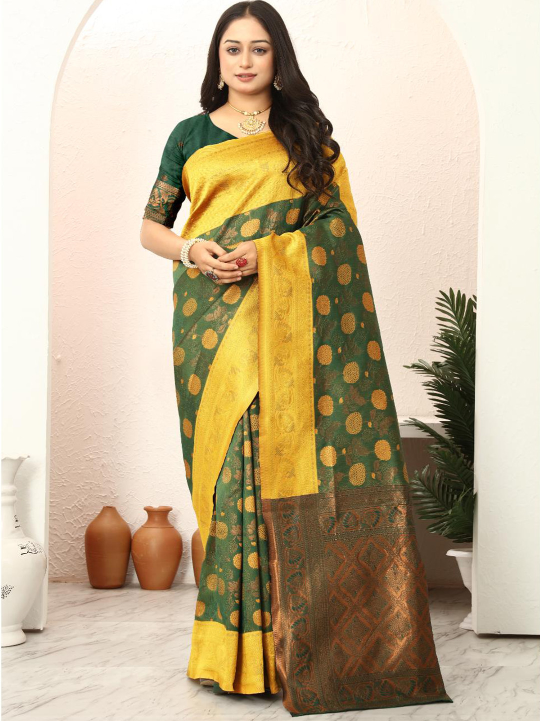 

SM TRENDZ Floral Zari Silk Cotton Banarasi Saree, Yellow