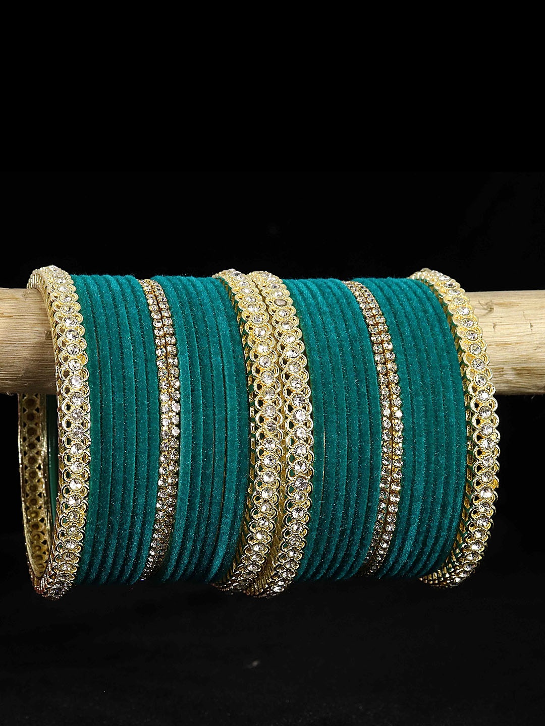 

LAVAZZA Set of 32 Gold-Plated Zircon-Studded Metal Velvet Bangles
