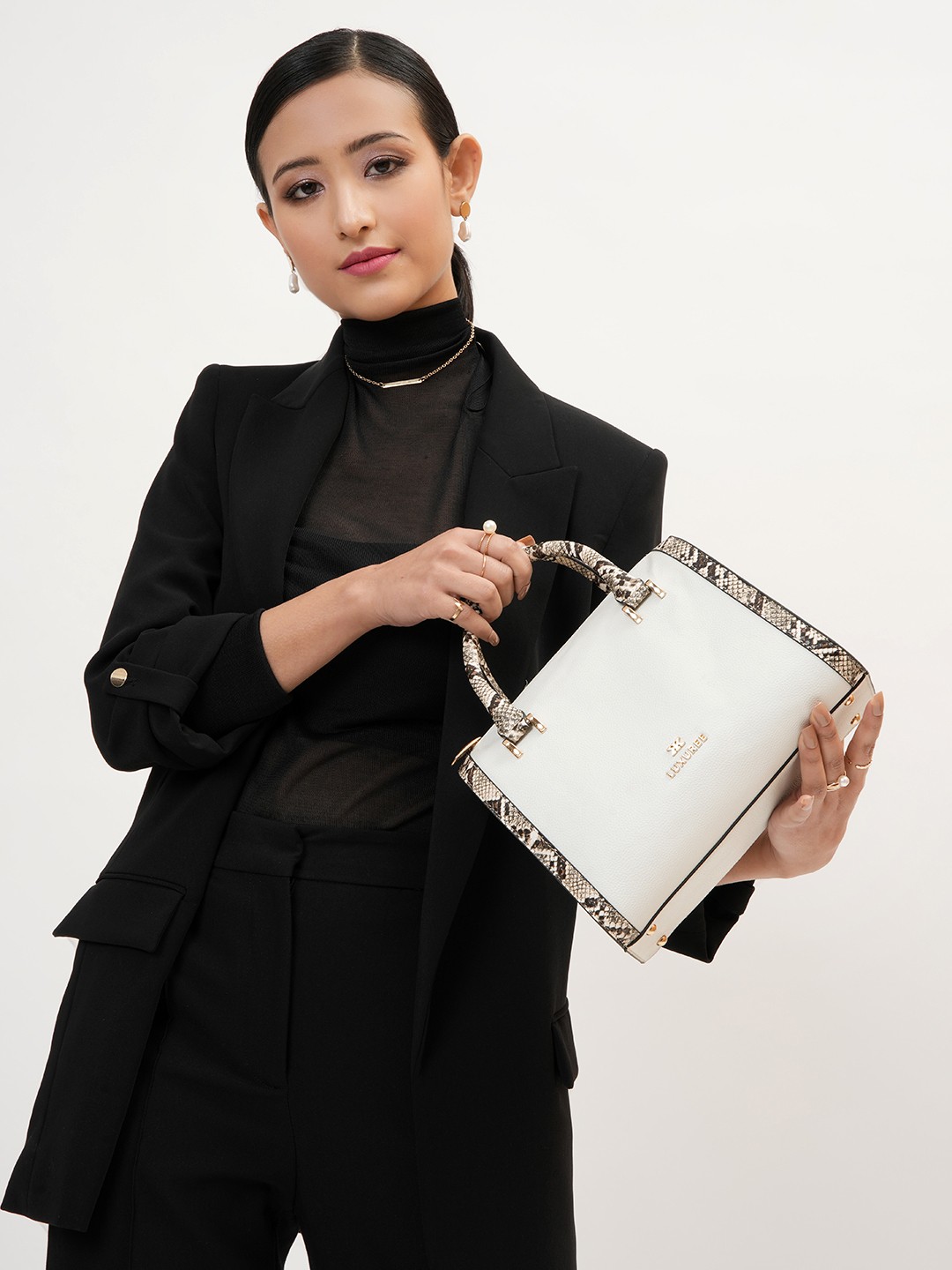 

KLEIO Animal Textured Structured Handheld Bag, White