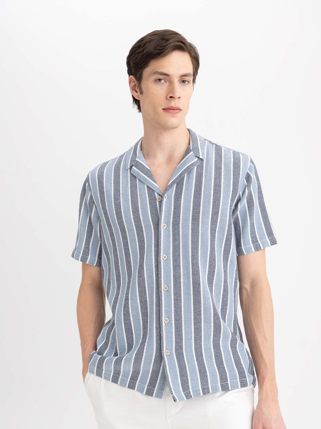 

DeFacto Men Opaque Striped Casual Cotton Shirt, Na