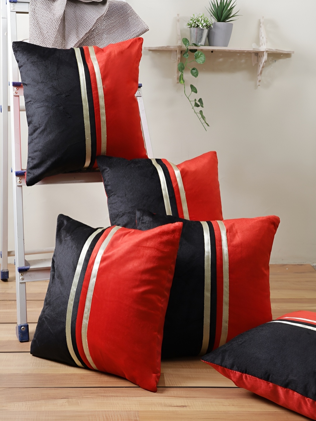 

Aura Black & Red 5 Pieces Colourblocked Square Cushion Covers