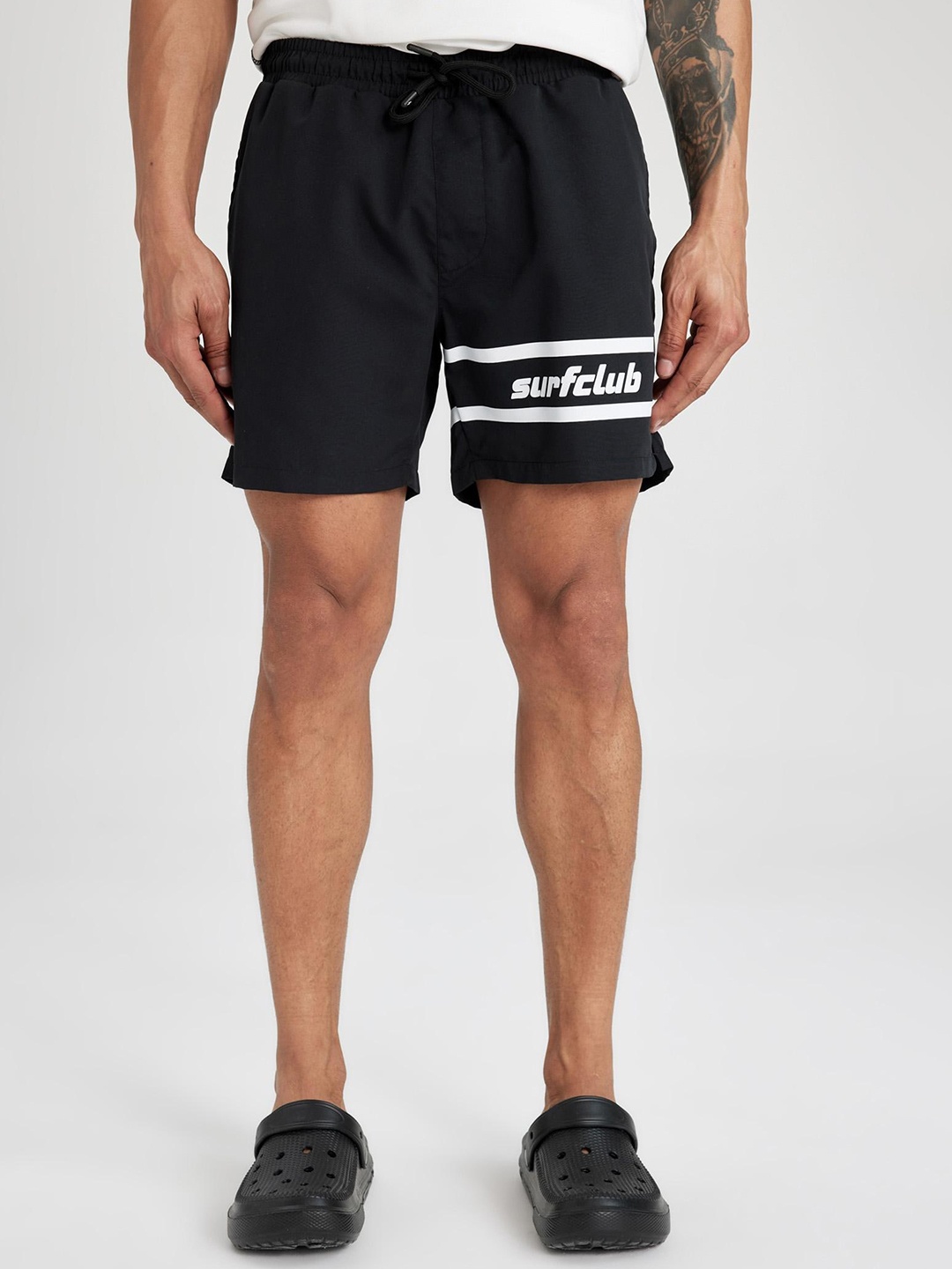 

DeFacto Men Typography Printed Shorts, Black