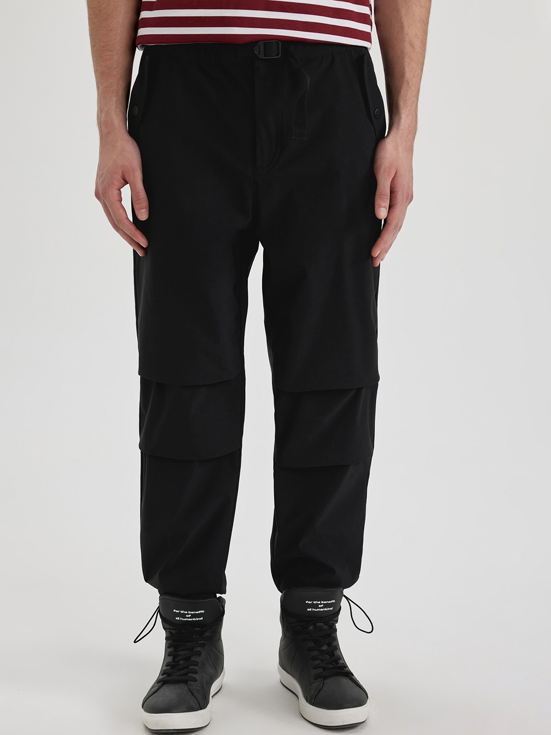 

DeFacto Men Mid Rise Regular Fit Trousers, Black