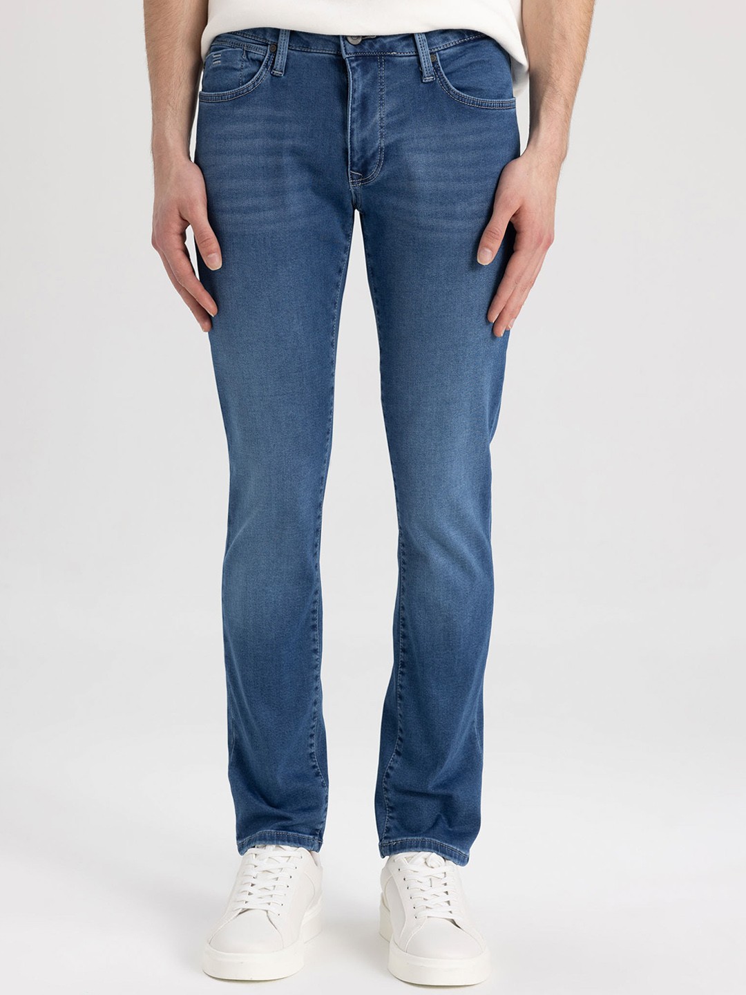 

DeFacto Men Mid Rise Clean Look Light Fade Stretchable Jeans, Na