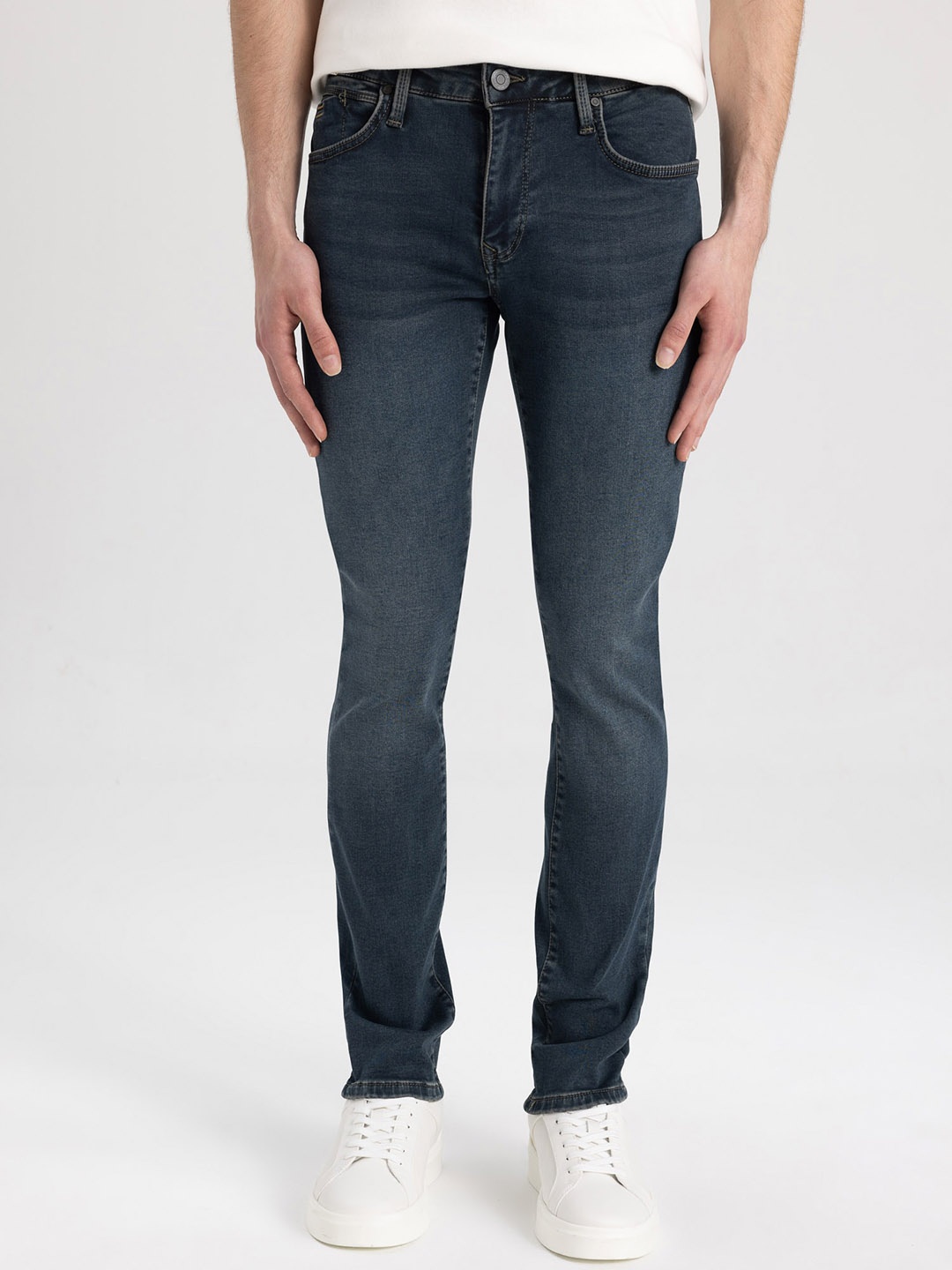 

DeFacto Men Mid Rise Light Fade Clean Look Jeans, Blue