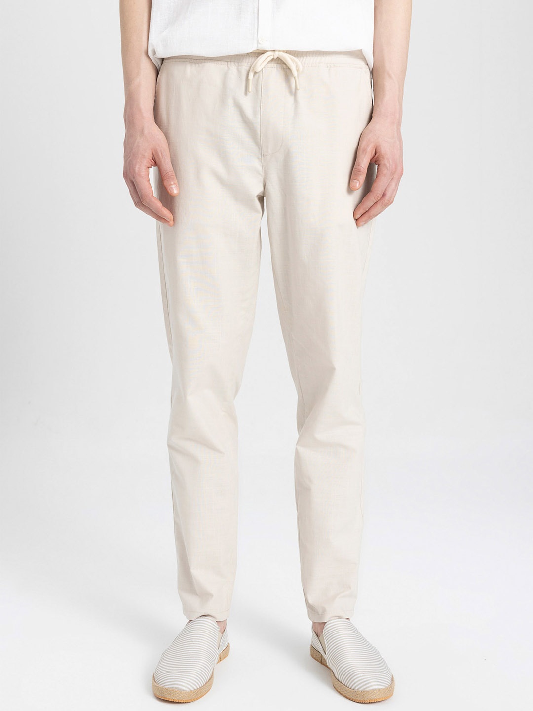 

DeFacto Men Mid Rise Pure Cotton Trousers, Cream