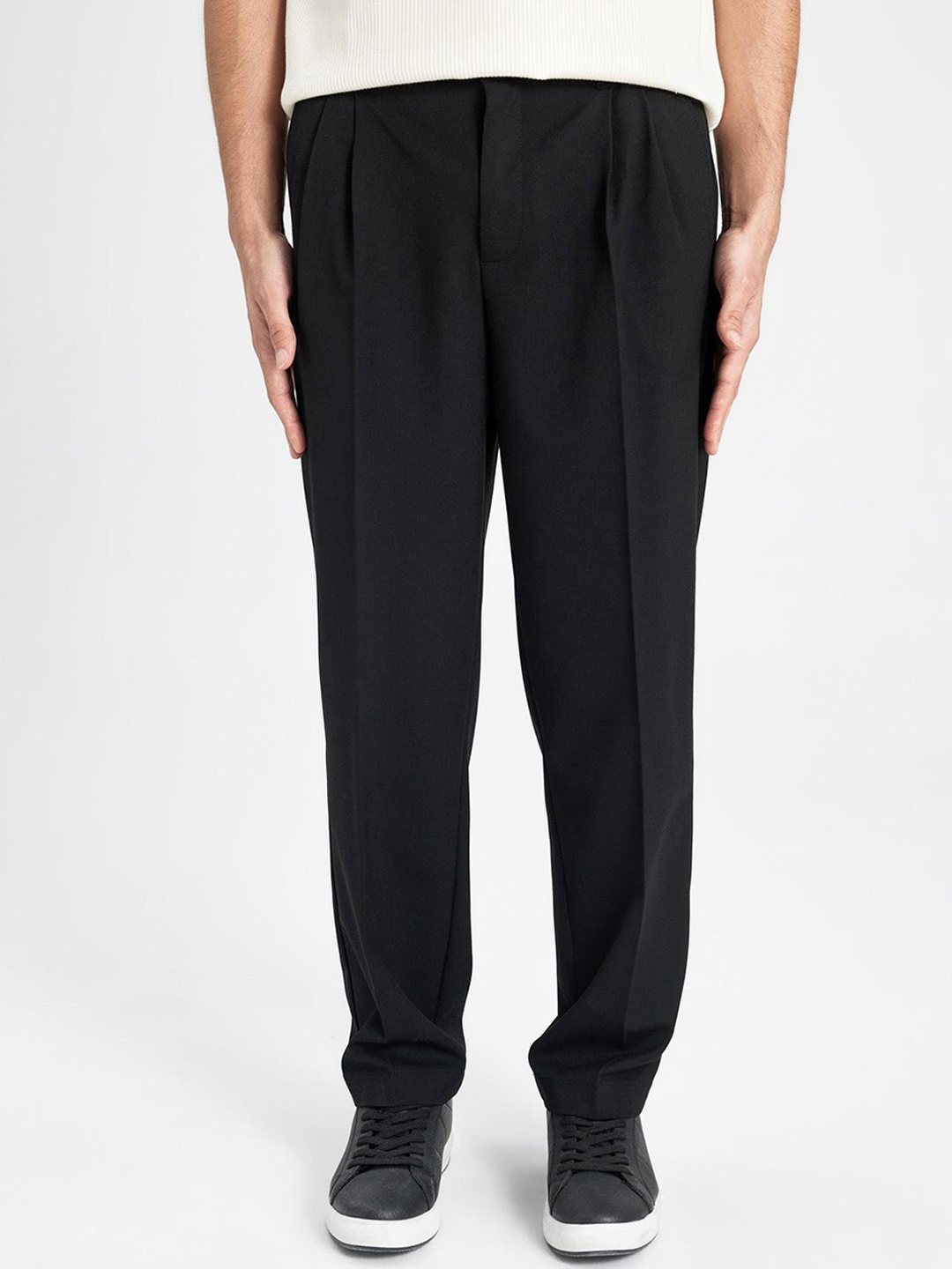 

DeFacto Men Mid Rise Pleated Trousers, Black