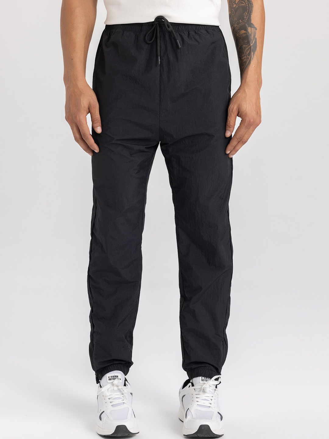 

DeFacto Men Mid Rise Joggers Trousers, Black