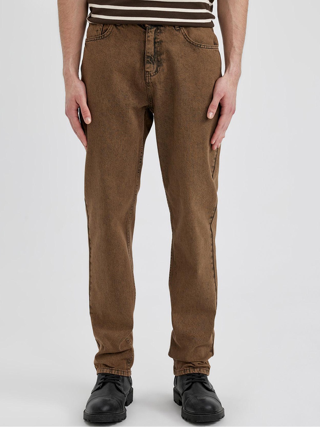 

DeFacto Men Mid Rise Clean Look Light Fade Pure Cotton Jeans, Brown