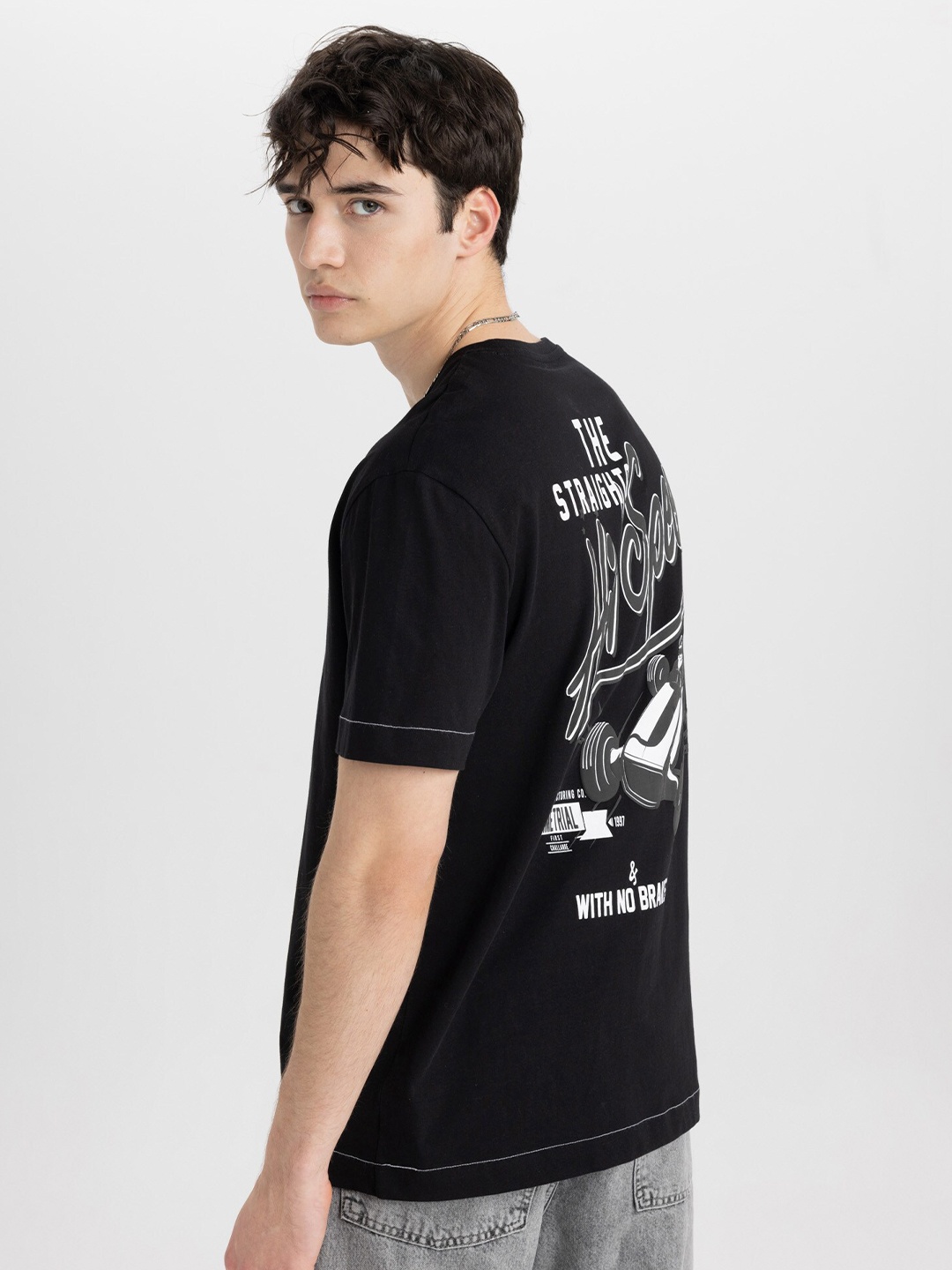 

DeFacto Men Typography Printed Monochrome T-shirt, Black