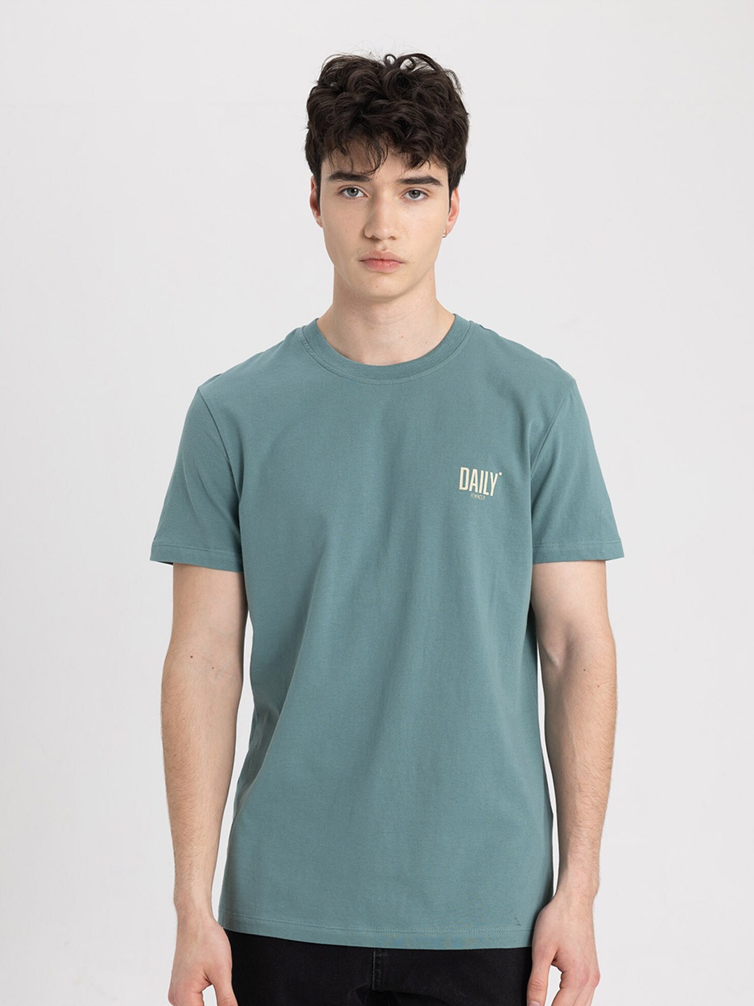 

DeFacto Men Solid Applique T-shirt, Green