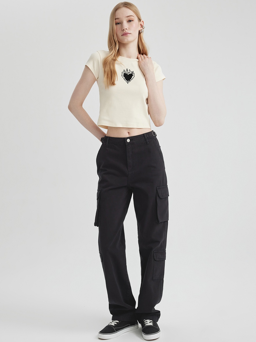 

DeFacto Women Mid Rise Cargos Trousers, Black