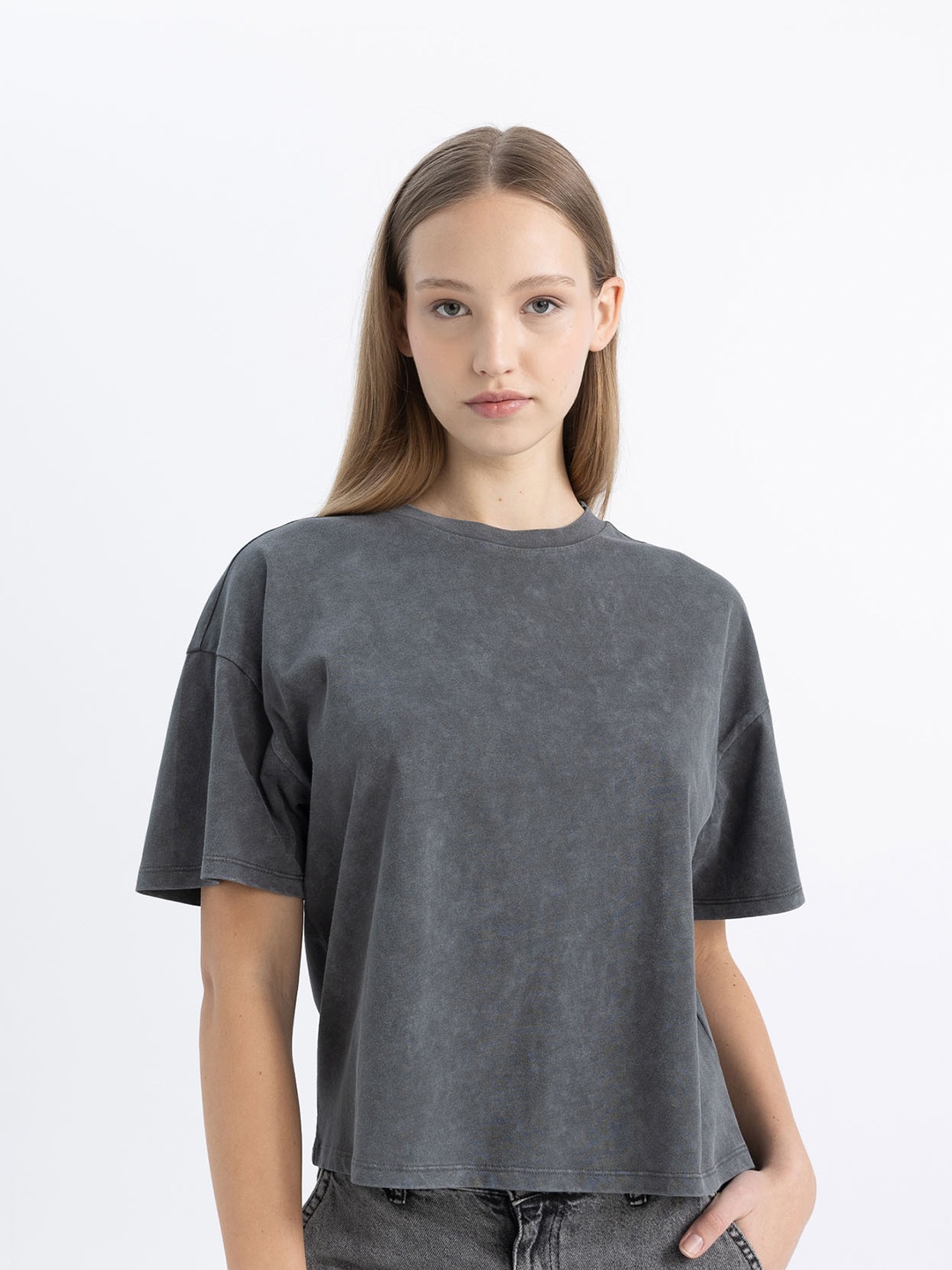 

DeFacto Women Solid T-shirt, Black