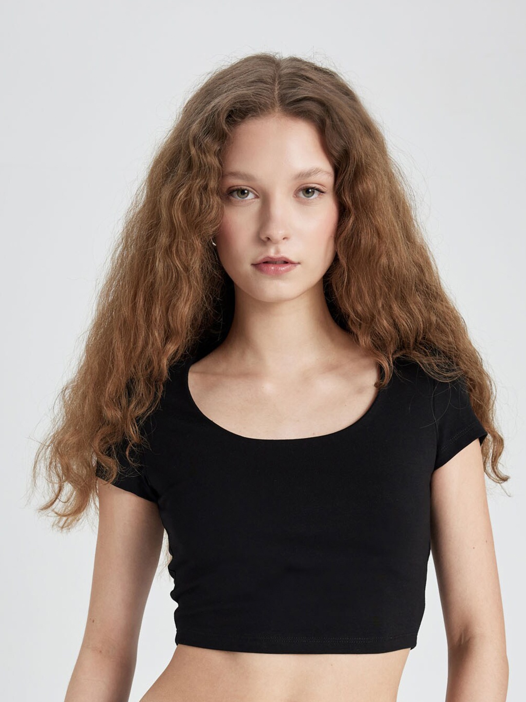 

DeFacto Round Neck Fitted Crop Top, Black