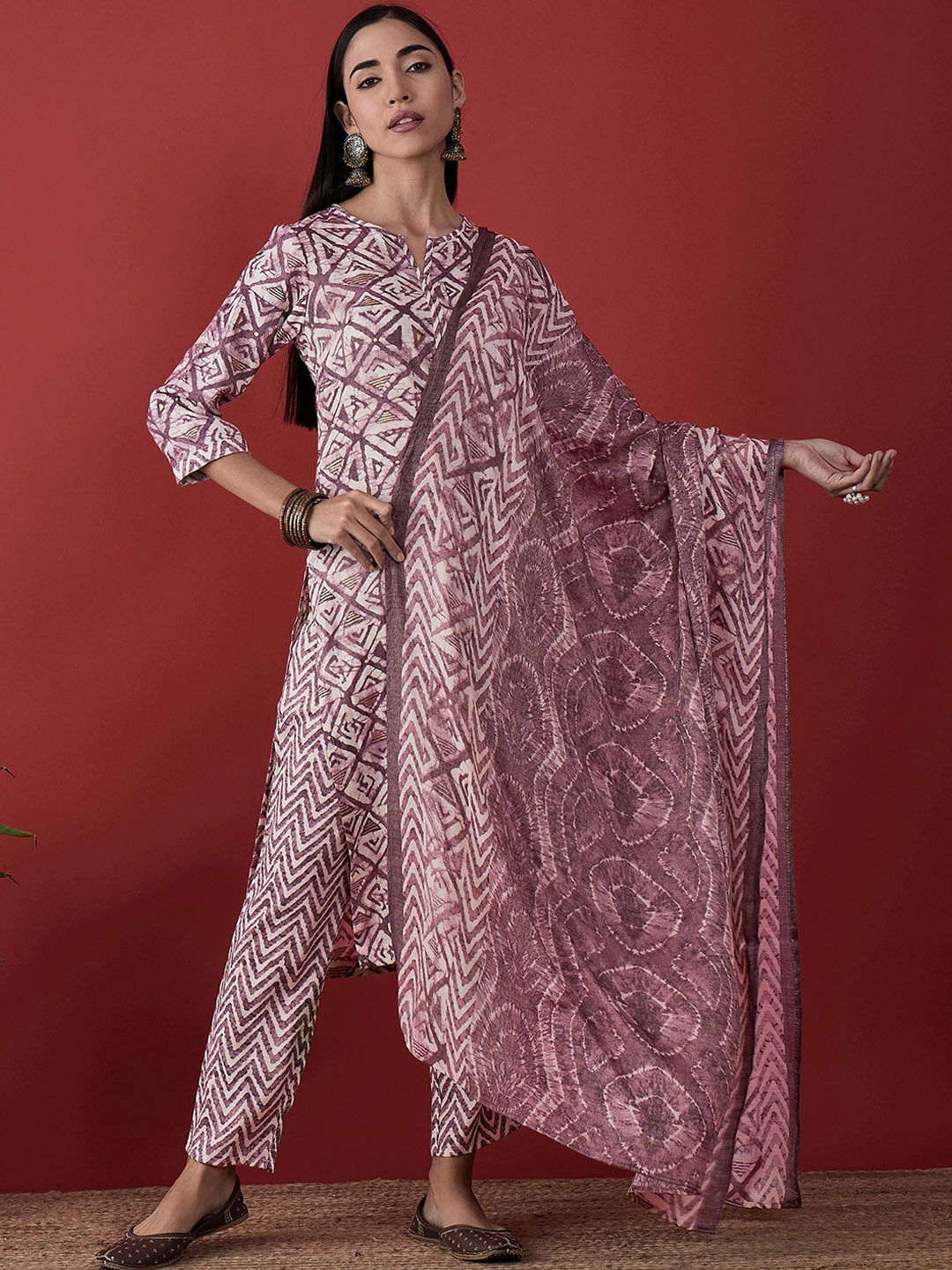 

Anouk Geometric Printed Round Neck Straight Kurta with Trousers & Dupatta, Mauve