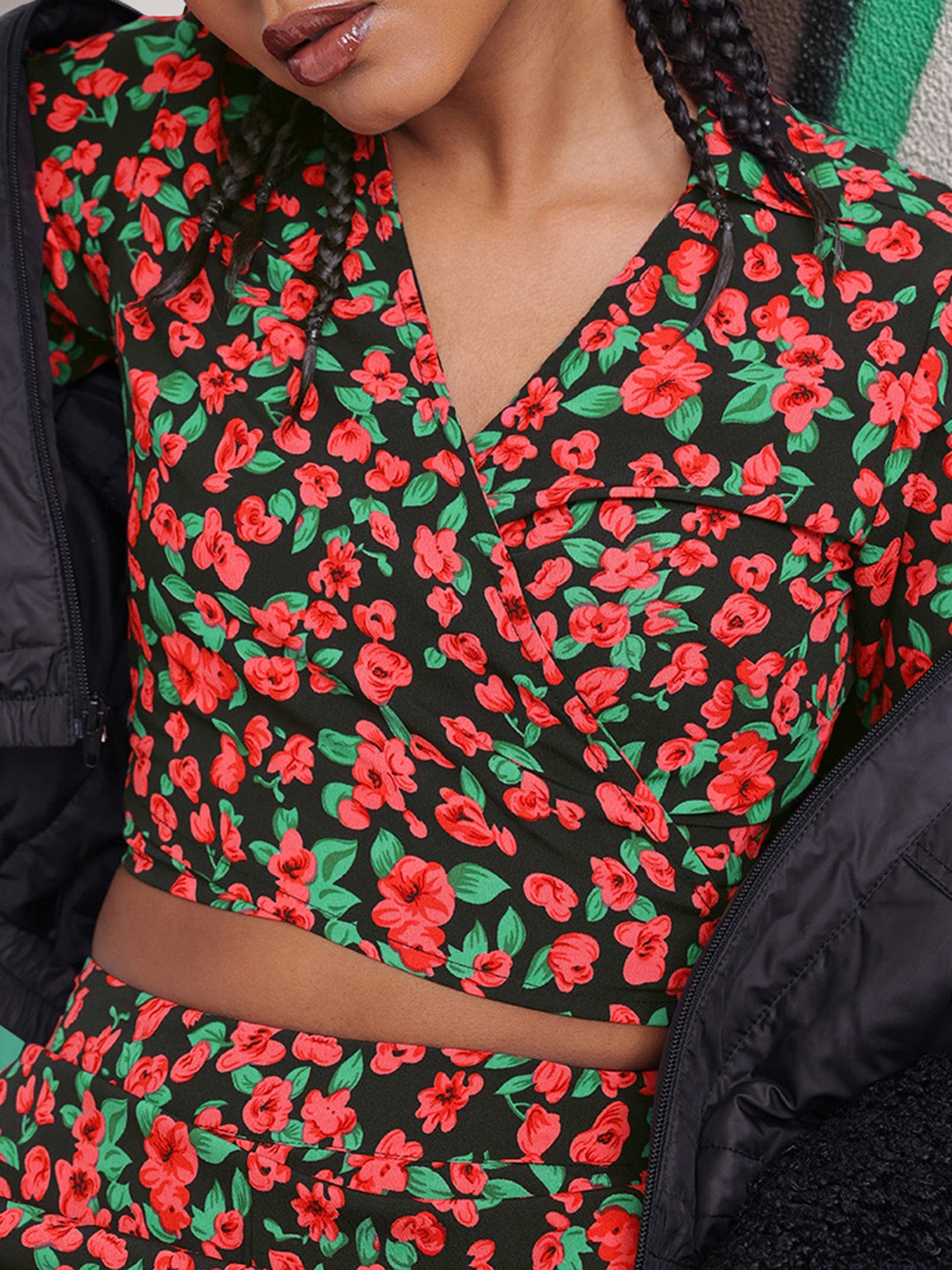 

DressBerry Flirtatious Charm Florals Tie-up Wrap Style Crop Top, Black