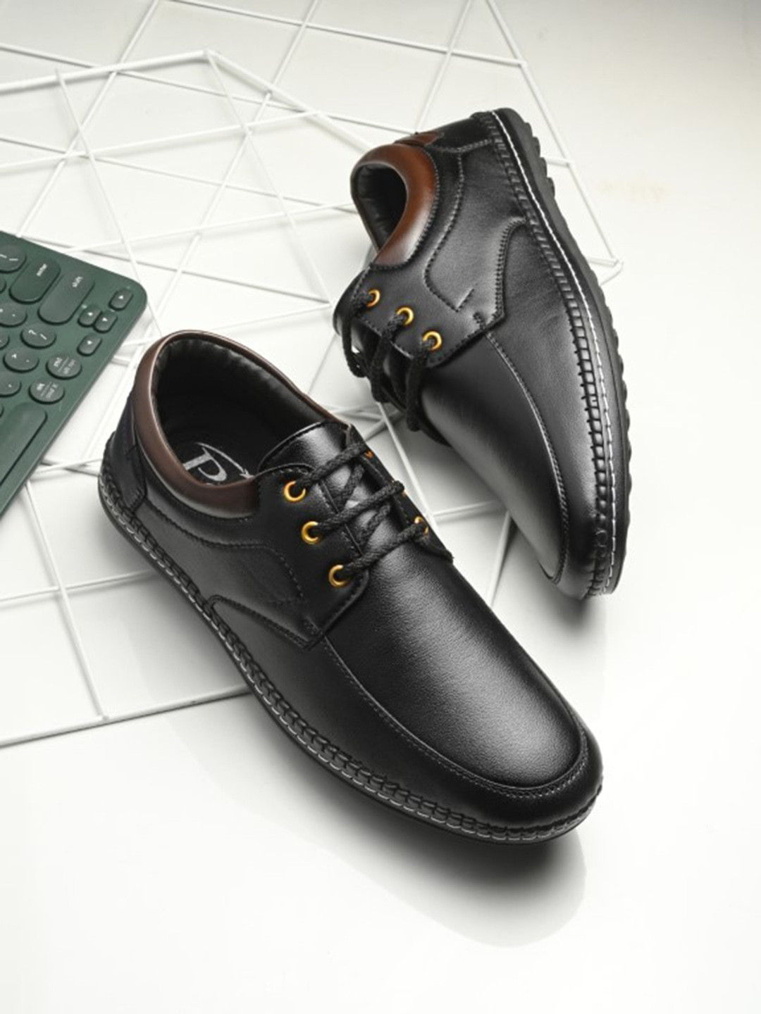 

Rising Wolf Men Round Toe Lightweight Sneakers, Black