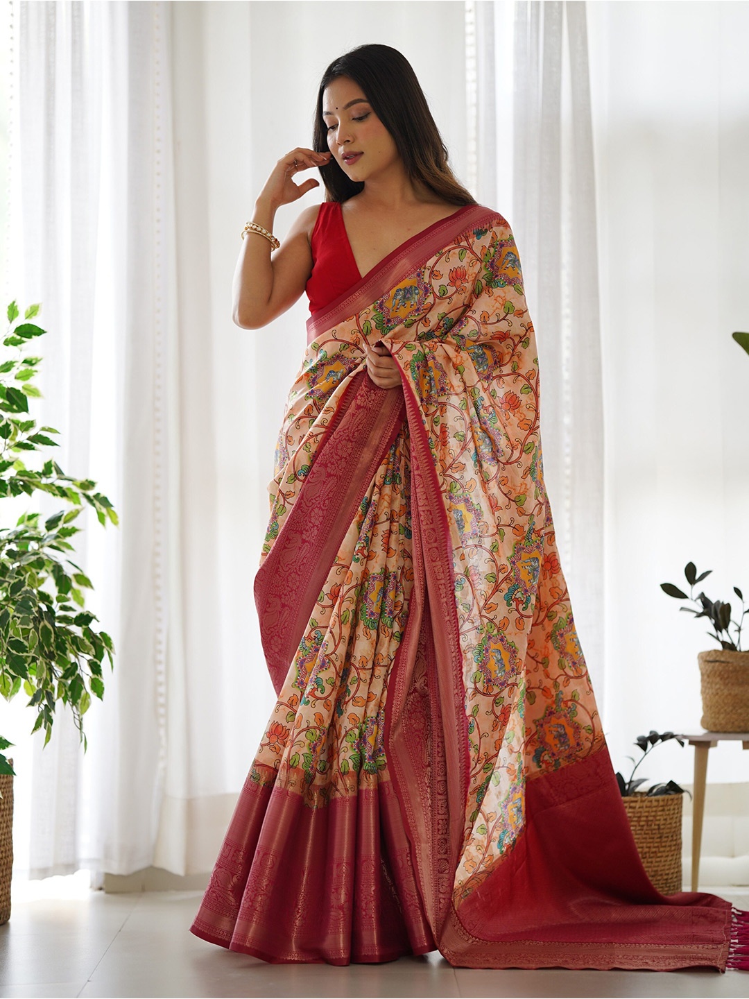 

Celeb Styles Floral Zari Silk Blend Saree, Peach