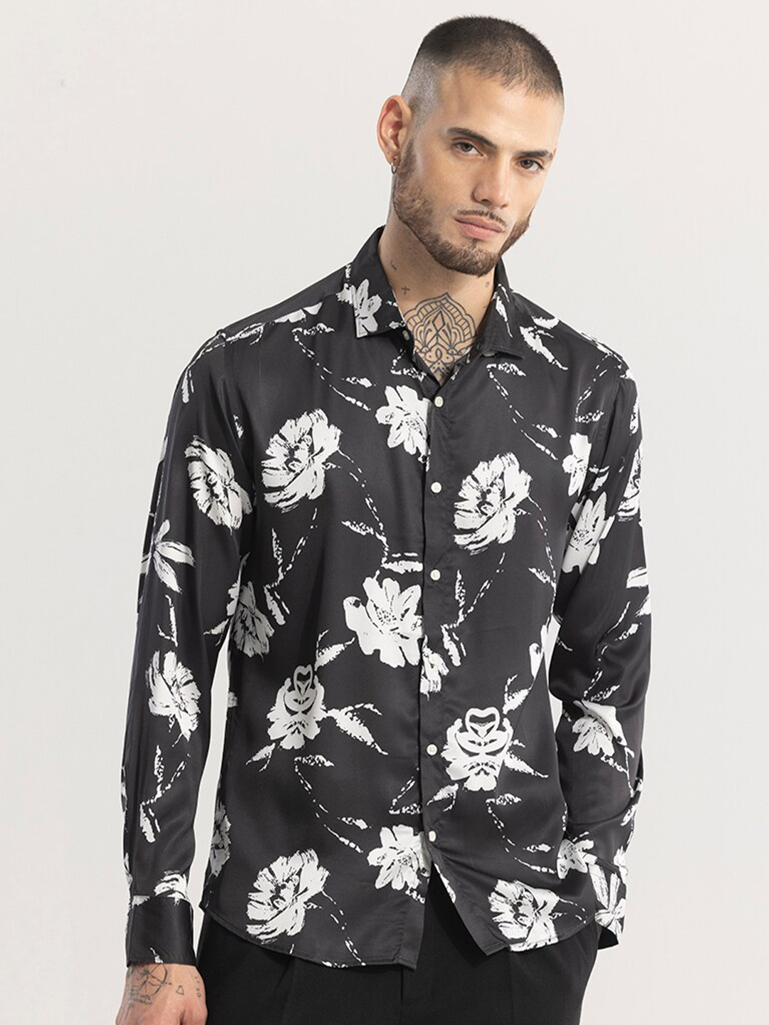 

Snitch Black Straight Slim Fit Floral Spread Collar Printed Casual Shirt