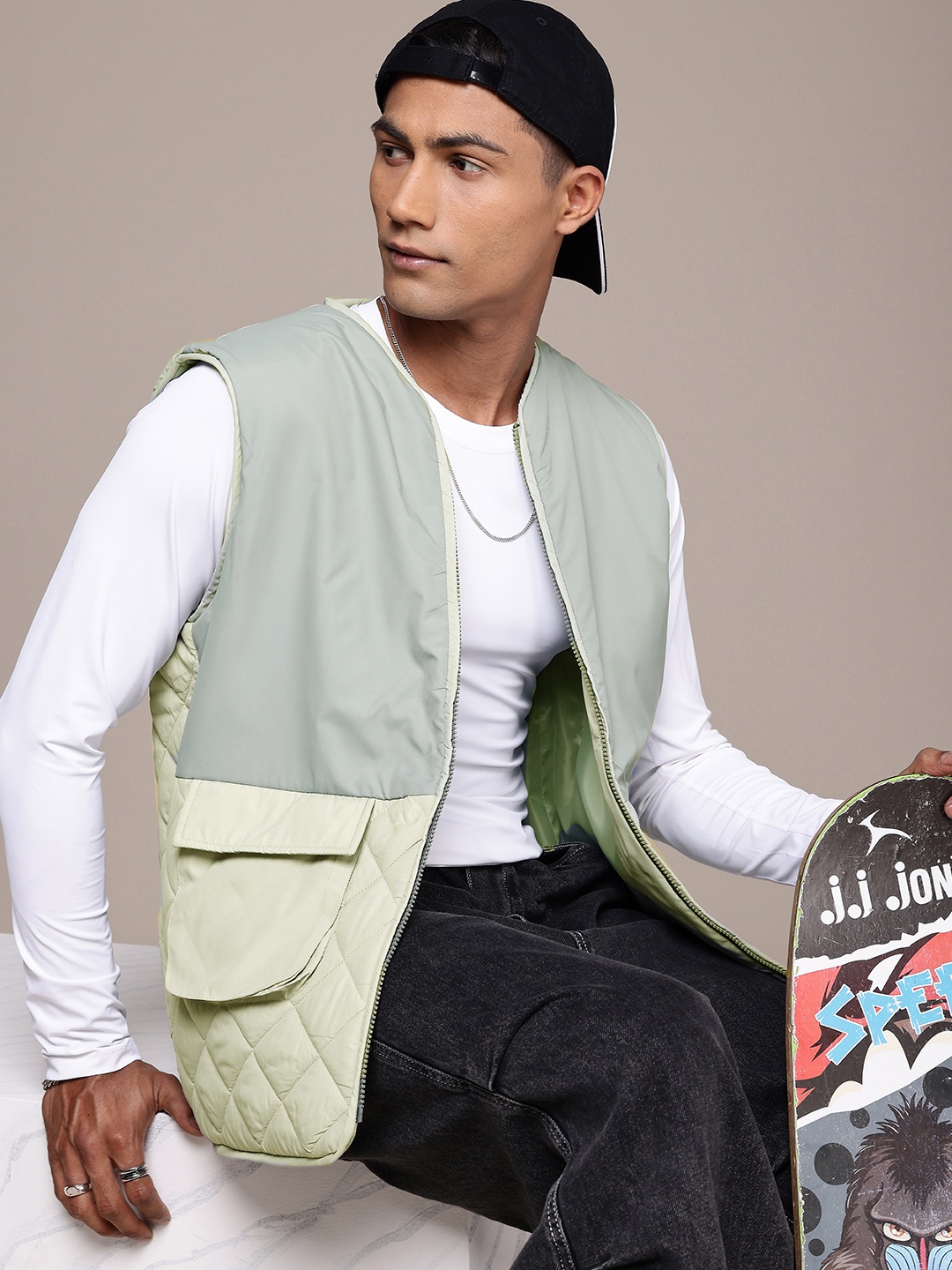 

The Roadster Life Co. Sleeveless Colourblocked Quilted Jacket, Green