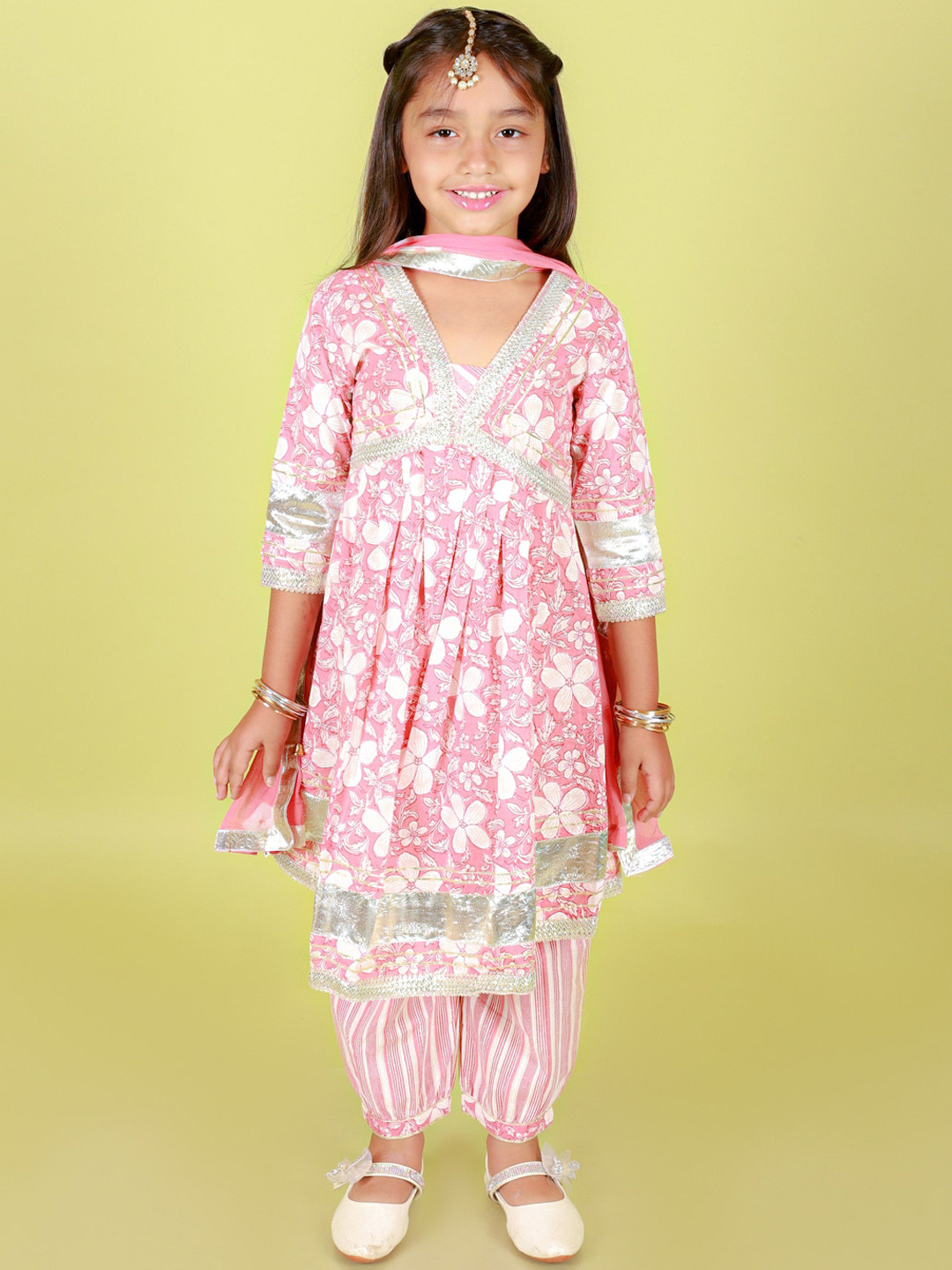 

Stuffie Land Girls Floral Printed Zari Pure Cotton Kurta with Salwar & With Dupatta, Pink