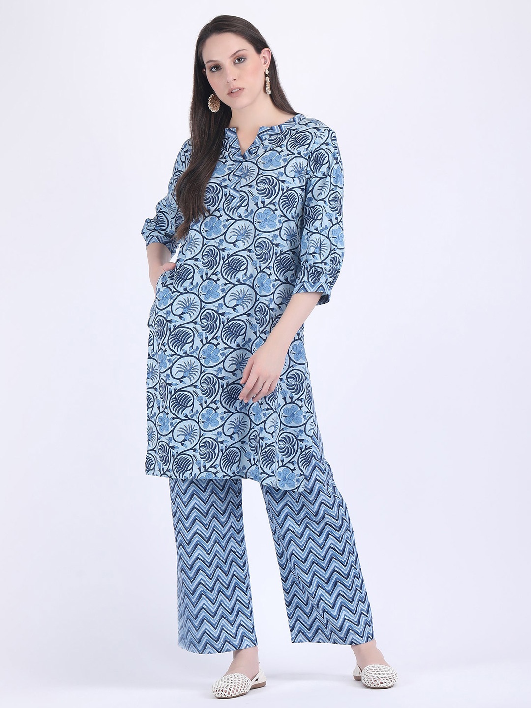 

HUE & HIDE Floral Printed Mandarin Collar Straight Kurta with Trousers, Blue