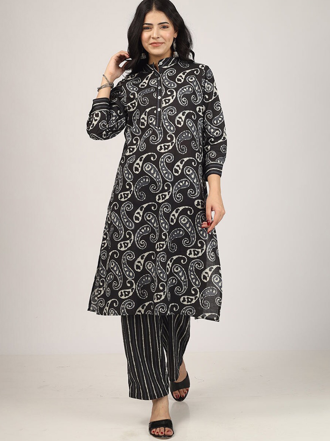 

HUE & HIDE Paisley Printed Mandarin Collar Straight Kurta With Palazzo, Black