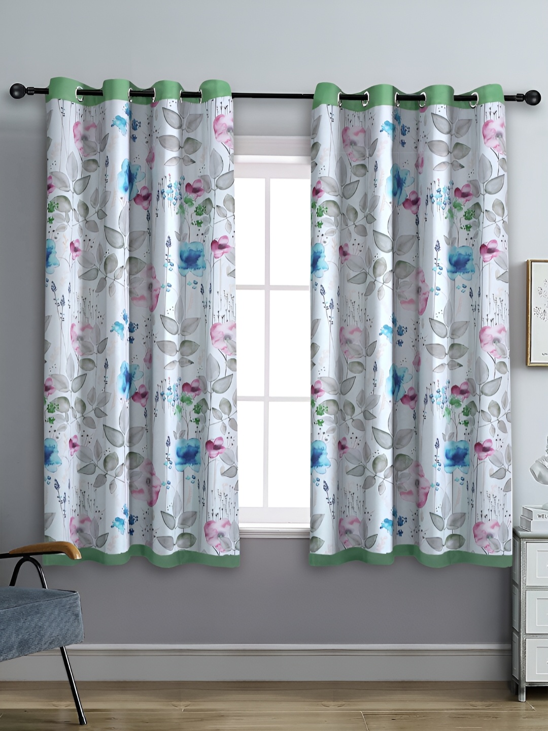 

Cortina White & Green 2 Pieces Floral Black Out reversible eyelet Window Curtains