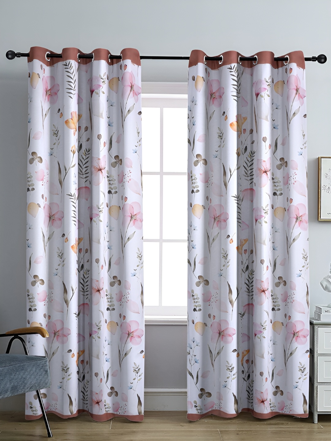 

Cortina White & Pink 2 Pieces Floral Black Out reversible eyelet Door Curtains