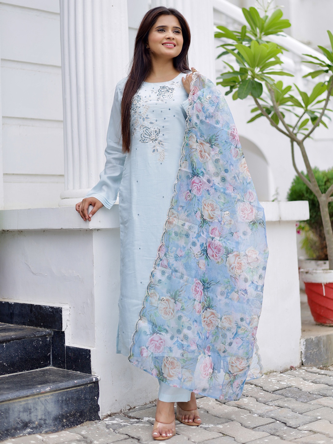 

Libas Floral Embroidered Round Neck Long Sleeves Sequinned Kurta Set, Blue