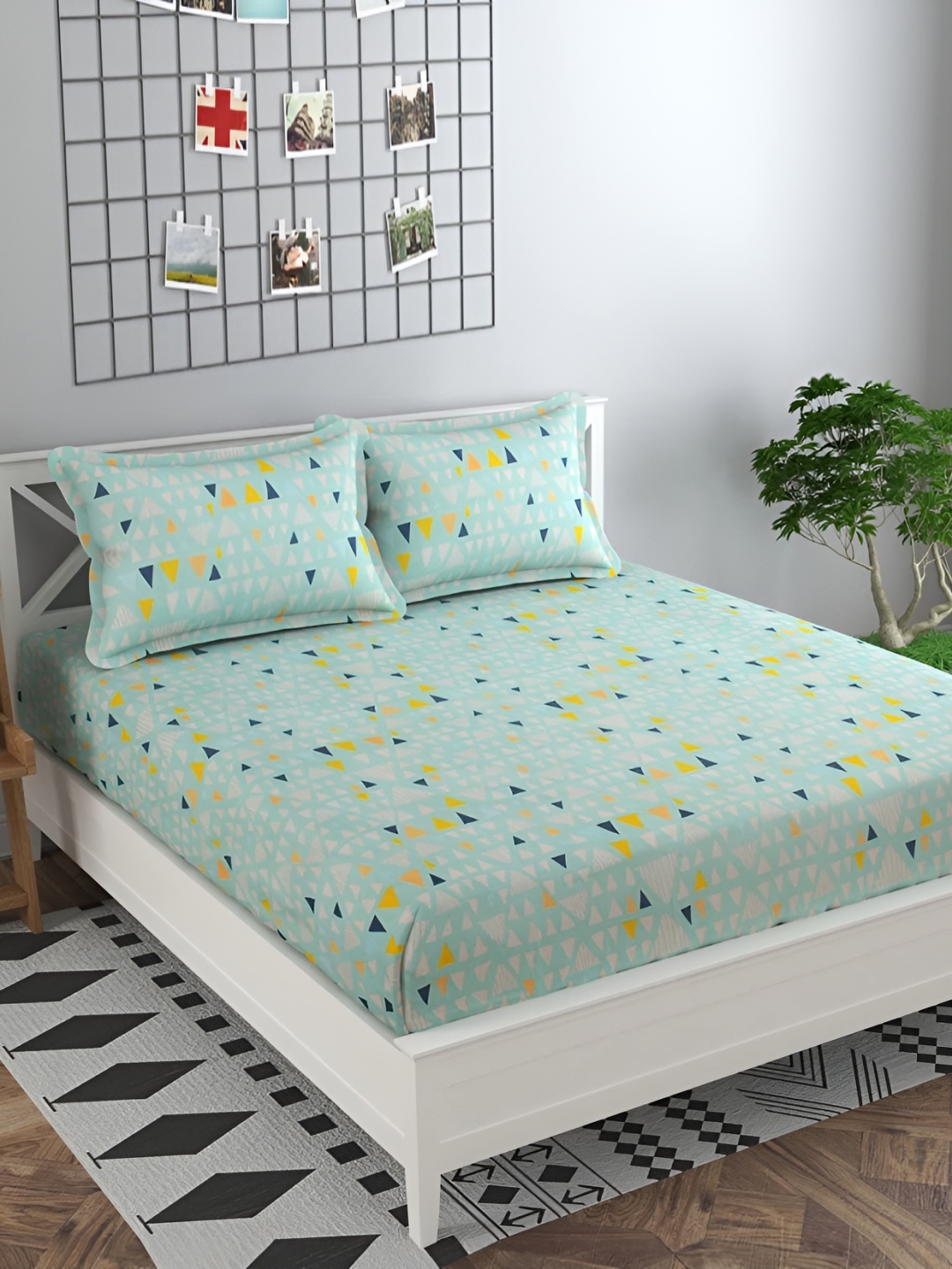

RRC Green & White Geometric 144 TC Queen Bedsheet with 2 Pillow Covers