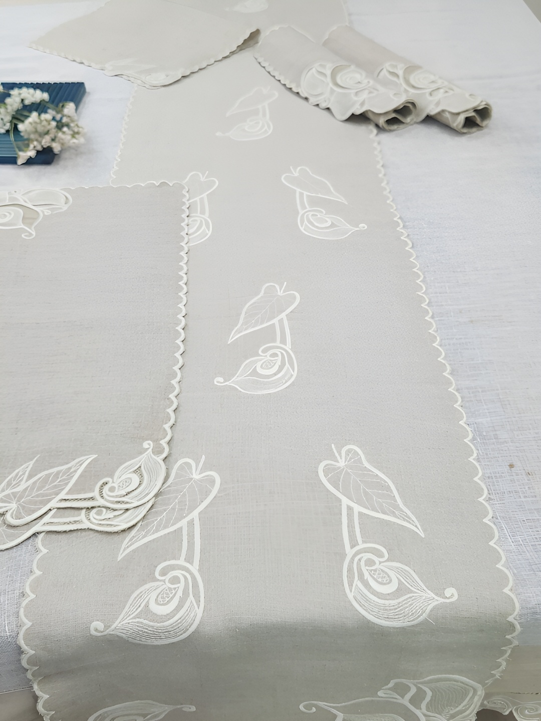 

DESIGN GAATHA Beige 7 Pieces Embroidered Cutwork Table Linen Set