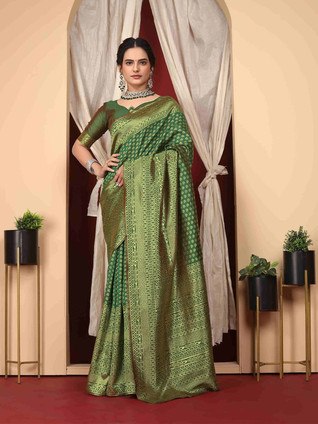 

Aagiri Woven Design Zari Art Silk Banarasi Saree, Green