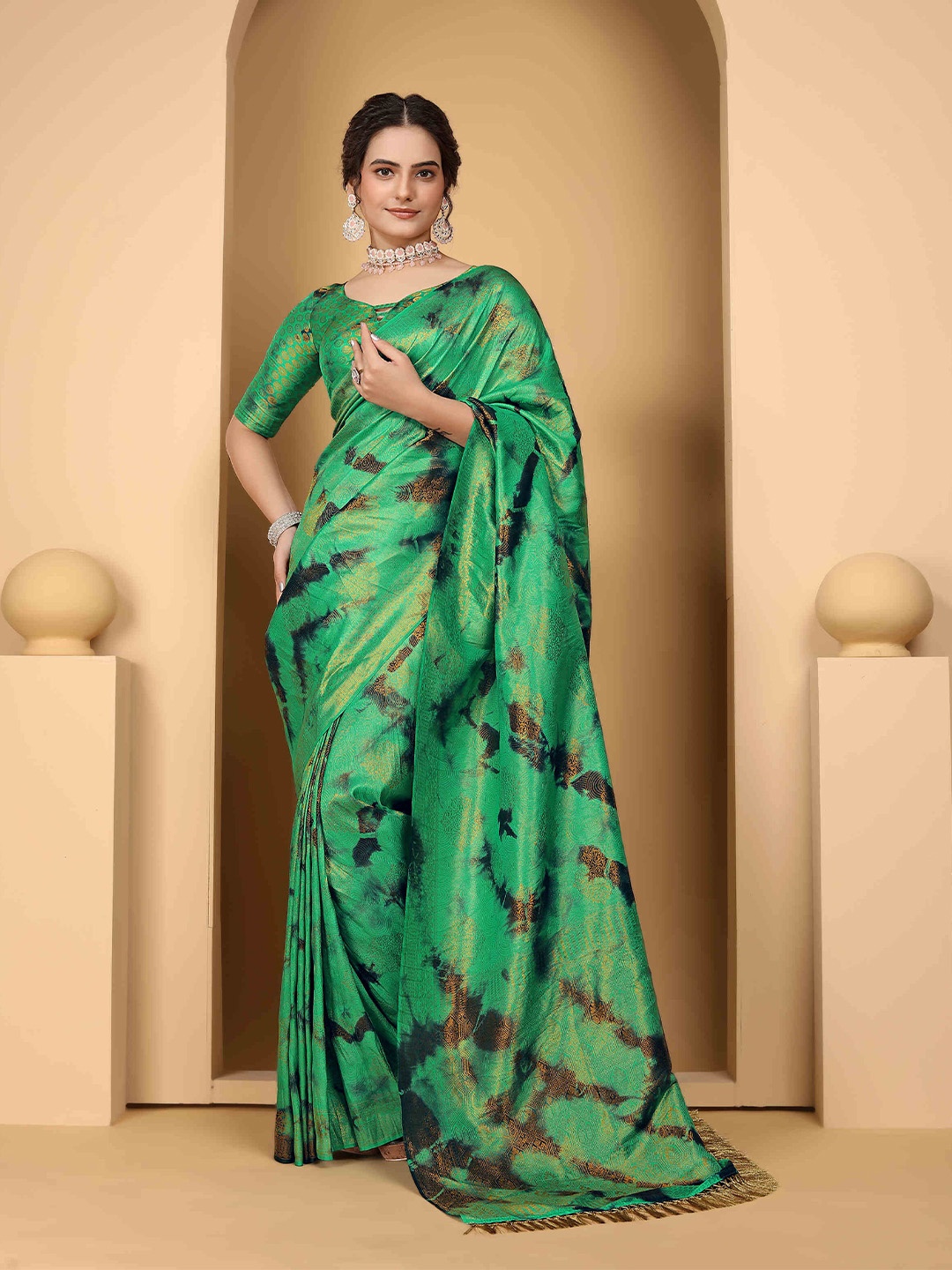 

Aagiri Woven Design Zari Silk Cotton Banarasi Saree, Green
