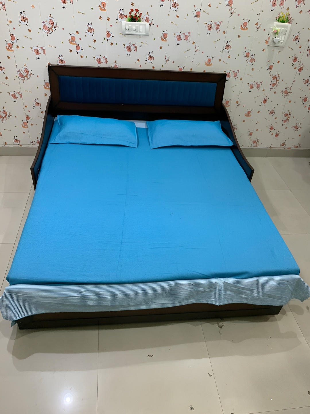 

Innovative Edge Blue Geometric Cotton 180 TC King Bedsheet with 2 Pillow Covers, Black
