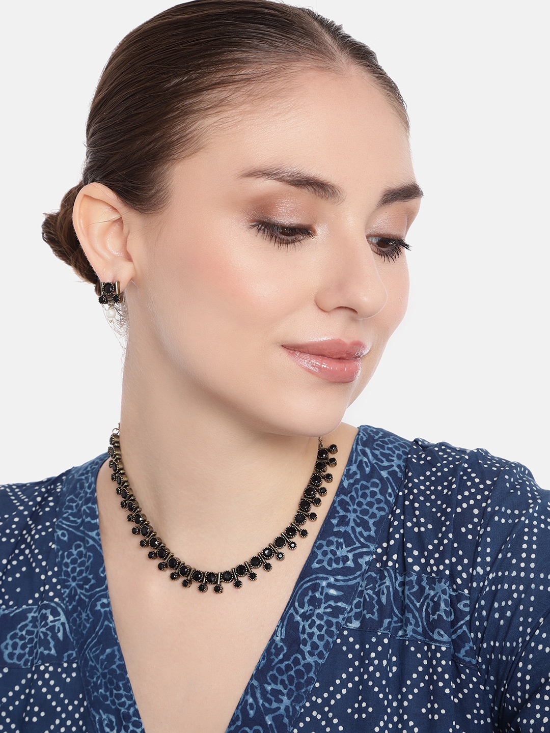 

AITIHYA Women Gold-Plated Stones-Studded Jewellery Set, Black