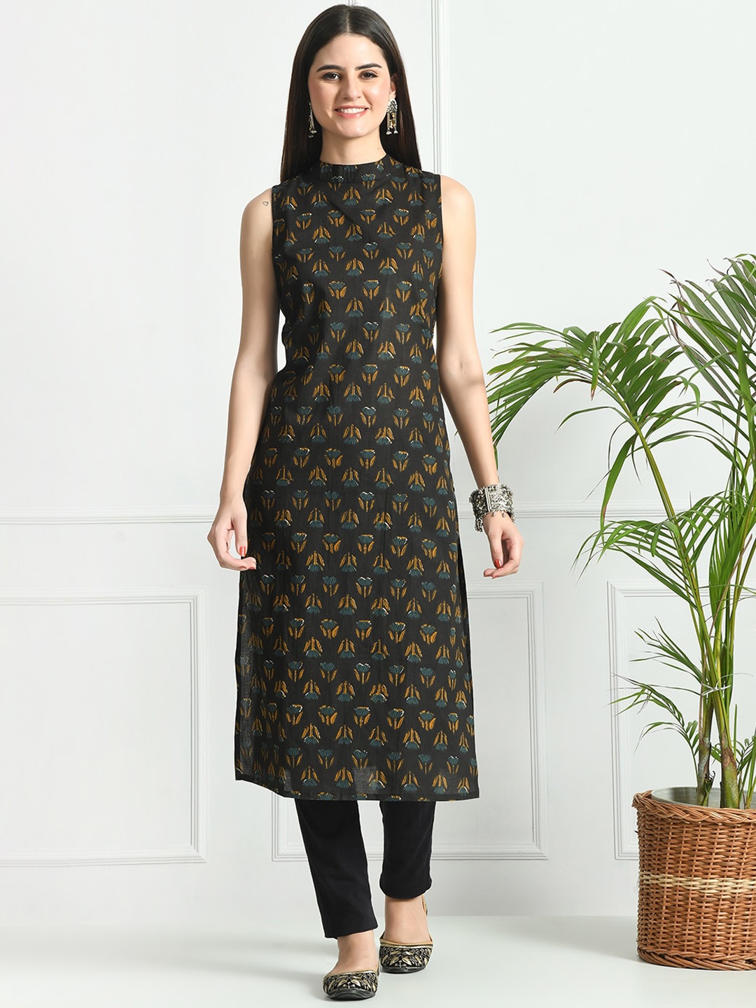 

FERANOID Floral Boat Neck Sleeveless Cotton Straight A-Line Kurta, Black