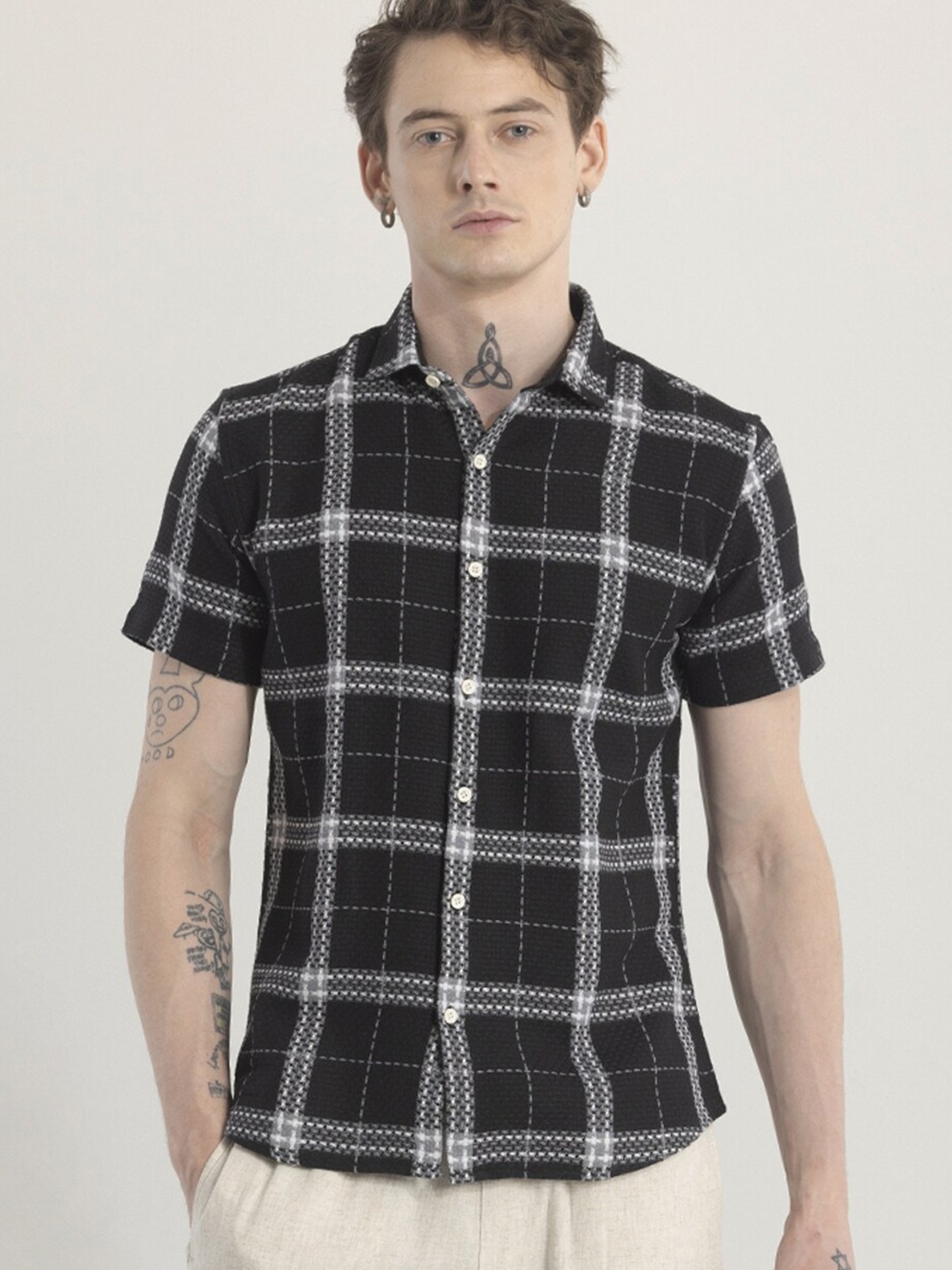 

Snitch Spread Collar Short Sleeves Classic Slim Fit Cotton Checked Casual Shirt, Black