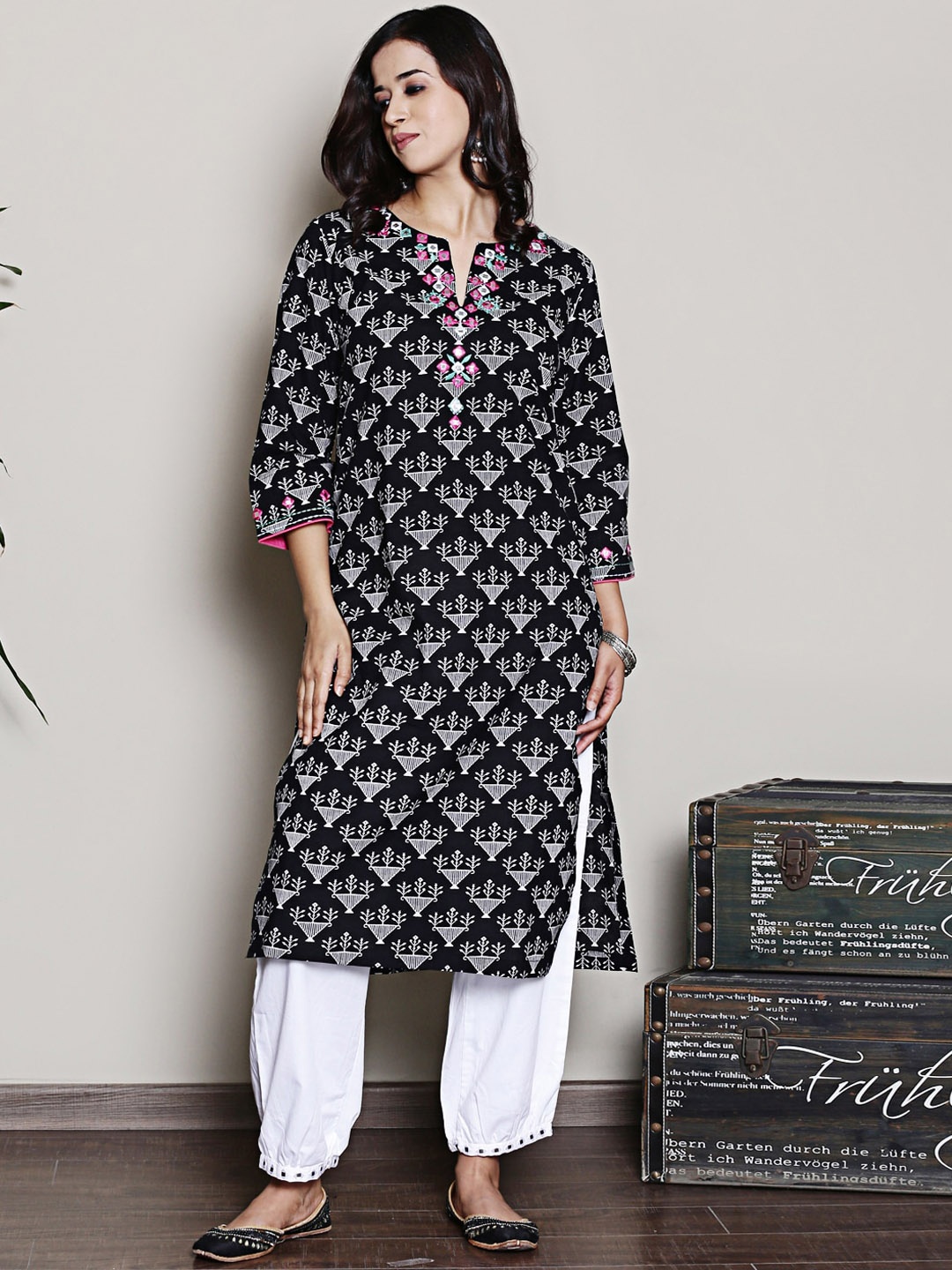 

Spring Soul Geometric Printed Mirror Work Kurta, Black