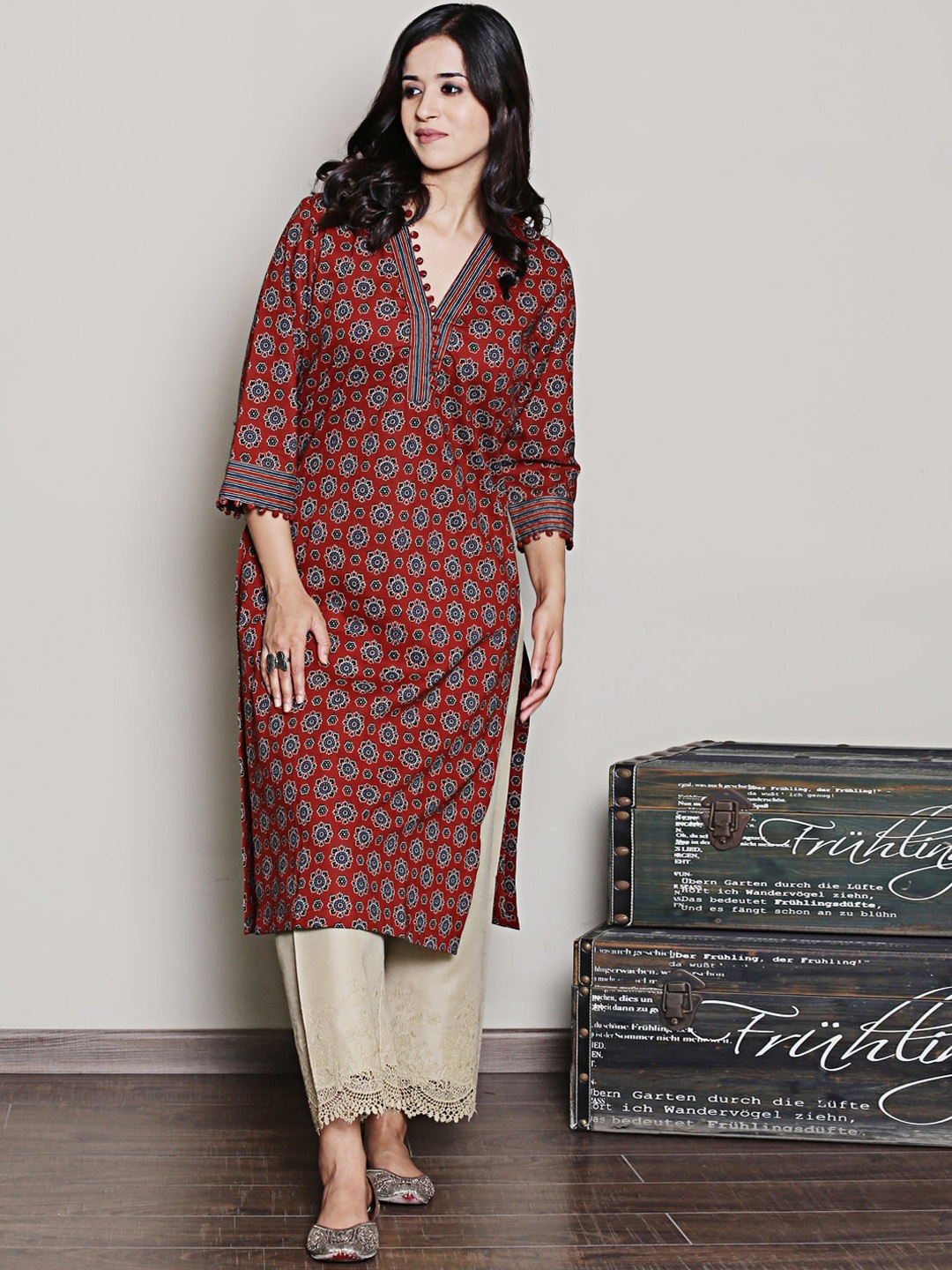 

Spring Soul V Neck Floral Printed Kurta, Maroon