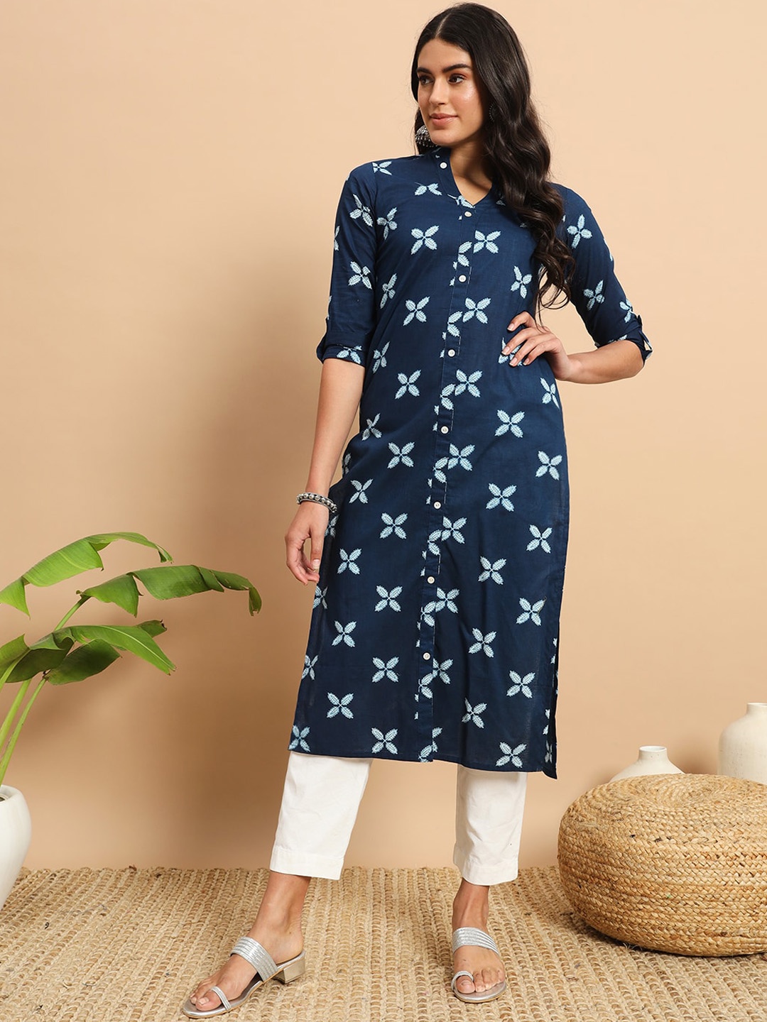 

Meeranshi Floral Printed V-Neck Cotton Straight Kurta, Navy blue