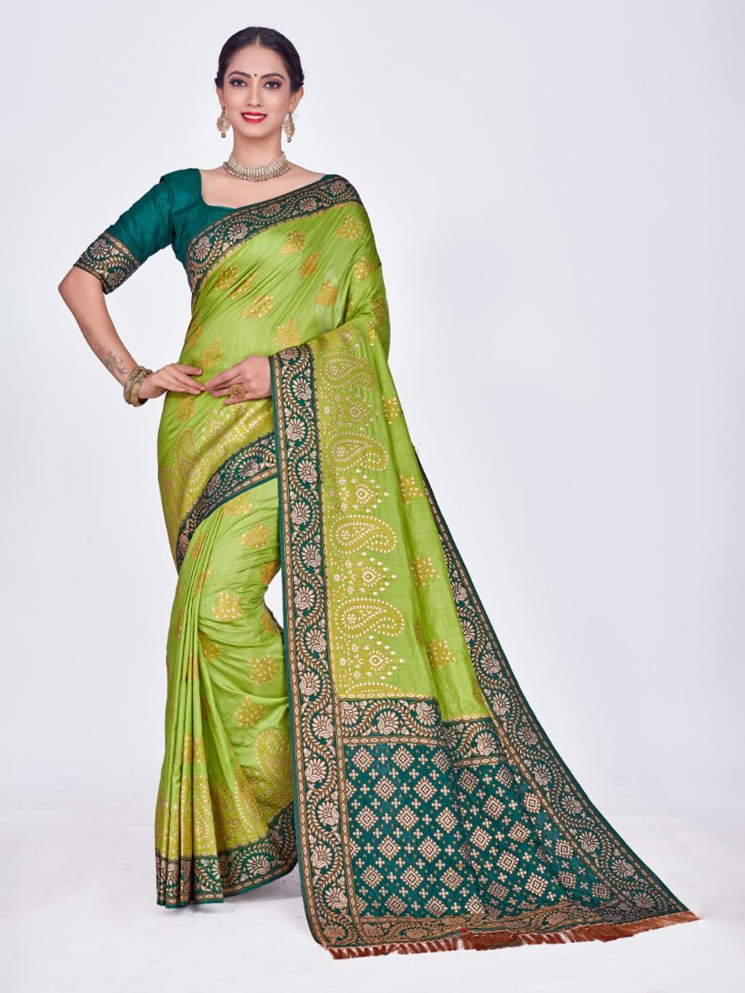 

Aagiri Woven Design Zari Silk Blend Banarasi Saree, Fluorescent green